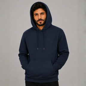 Homem vestindo blusa de moletom masculina azul marinho com capuz e mãos no bolso