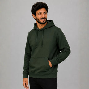 Homem vestindo blusa de moletom masculina verde militar com capuz e bolso frontal