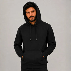 Homem vestindo blusa de moletom masculina preta com capuz e bolso frontal