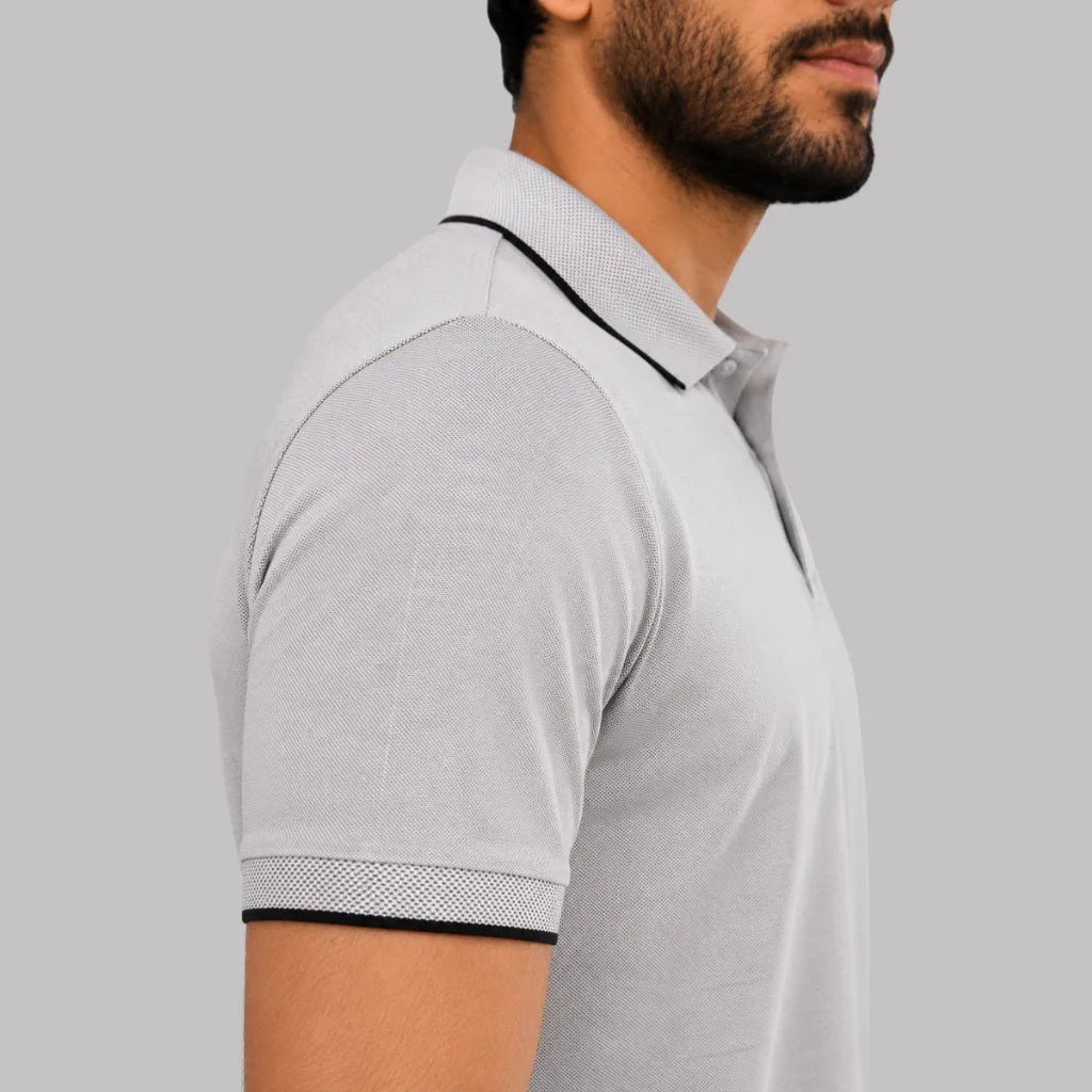 Detalhe lateral da camisa polo masculina cinza bicolor