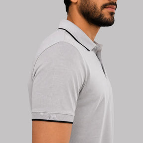 Detalhe lateral da camisa polo masculina cinza bicolor