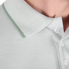 Detalhe da gola da camisa polo masculina verde bicolor