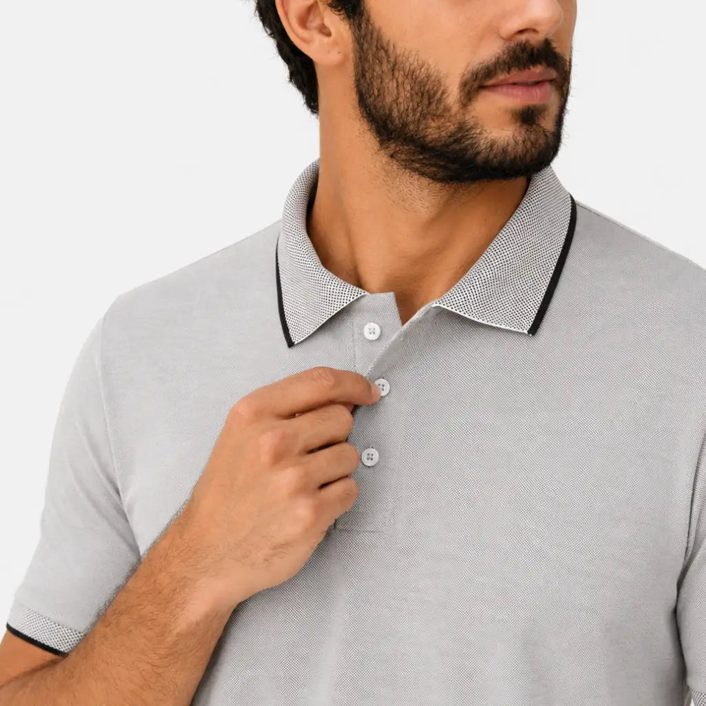 Detalhe de acabamento da camisa polo masculina cinza