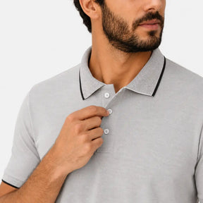 Detalhe de acabamento da camisa polo masculina cinza