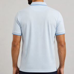 Detalhe do tecido da camisa polo masculina azul claro