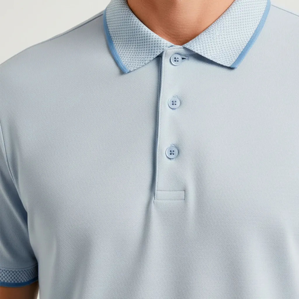 Detalhe lateral da camisa polo masculina azul claro bicolor