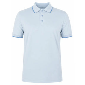 Camisa polo masculina modal bicolor azul claro frente em fundo branco