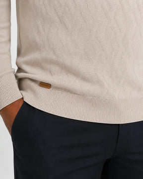 Detalhe da barra, textura e caimento do Sueter Masculino Tramato Areia.