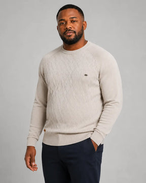 Sueter Masculino Tramato Areia, segunda vista de frente com detalhe de caimento em fundo branco.