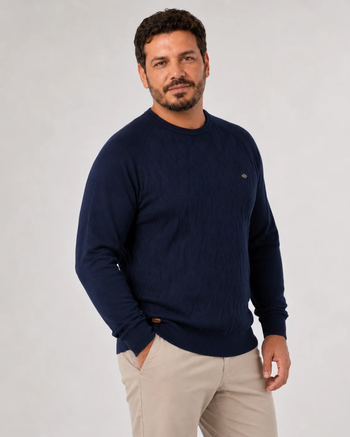Sueter Masculino Tramato Azul Marinho, vista de frente com detalhe de caimento em fundo branco.