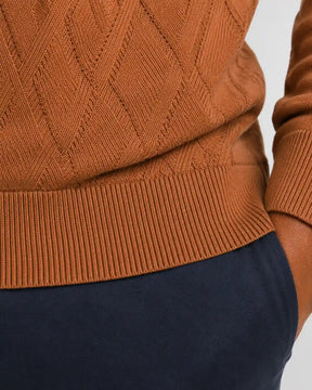 Detalhe da barra, textura e caimento do Sueter Masculino Tramato Caramelo.