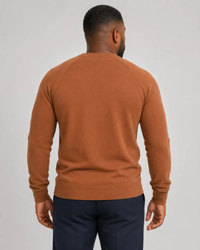 Suéter Masculino Tramato Caramelo, vista de costas em fundo branco.