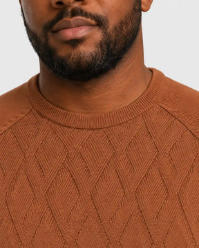 Detalhe da gola e textura do Sueter Masculino Tramato Caramelo.