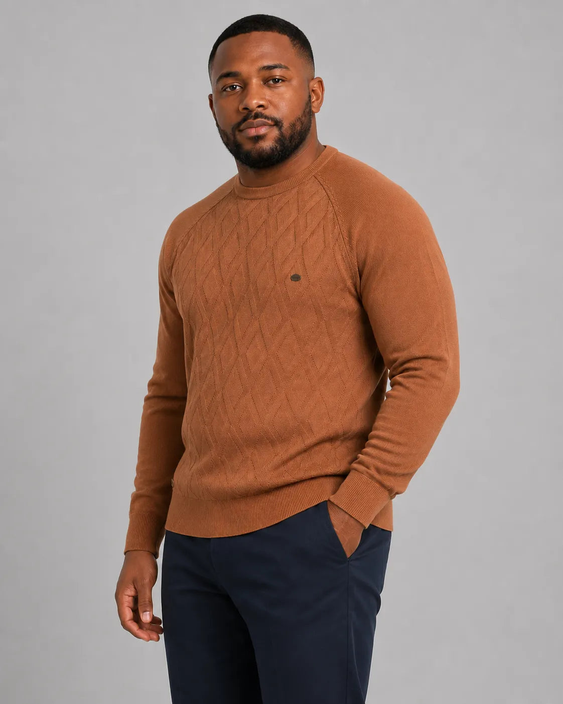Suéter Masculino Tramato Caramelo, vista lateral no corpo em fundo branco.