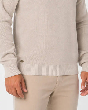 Detalhe da barra, textura e caimento do Sueter Masculino Tramato Zip Areia.