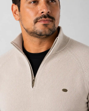 Detalhe da gola, ziper e textura do Sueter Masculino Tramato Zip Areia.