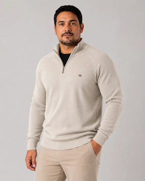 Sueter Masculino Tramato Zip Areia, vista de frente em angulo no corpo em fundo branco.