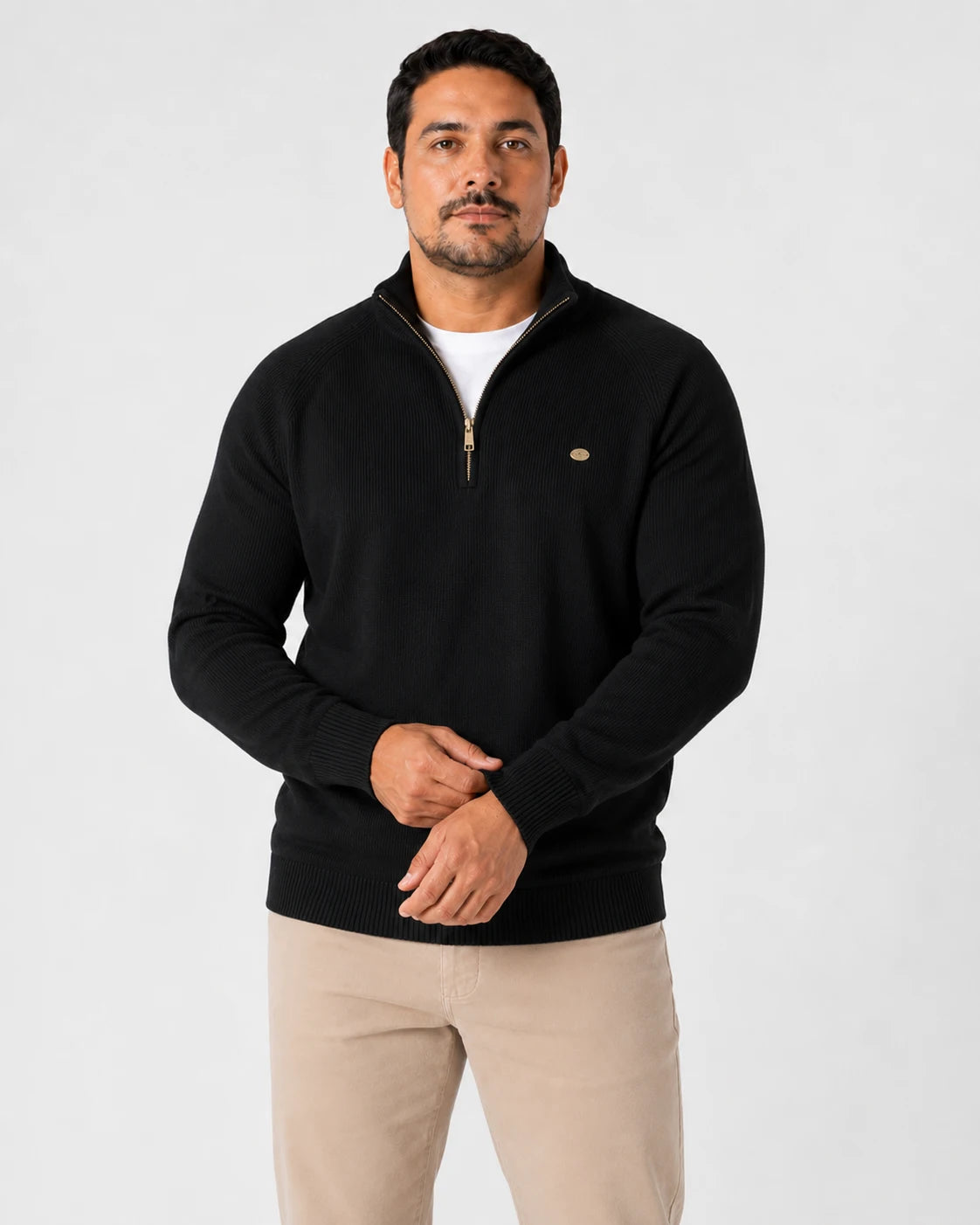 Sueter Masculino Tramato Zip Preto, vista de frente com detalhe de caimento em fundo branco.