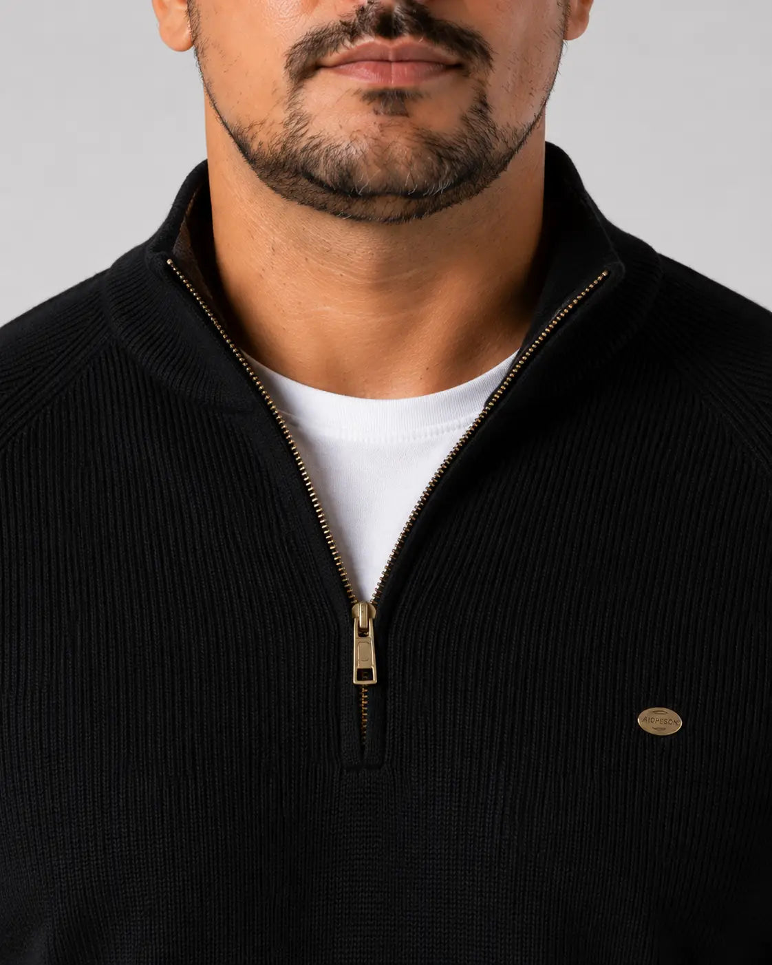 Detalhe da gola e acabamento do Sueter Masculino Tramato Zip Preto.