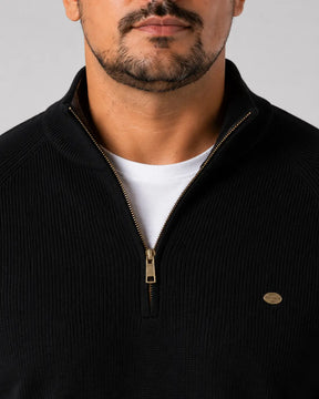 Detalhe da gola e acabamento do Sueter Masculino Tramato Zip Preto.